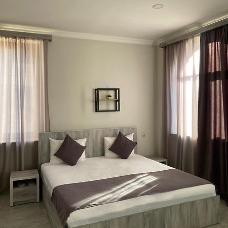 Hotel Menua Jerevan Buitenkant foto