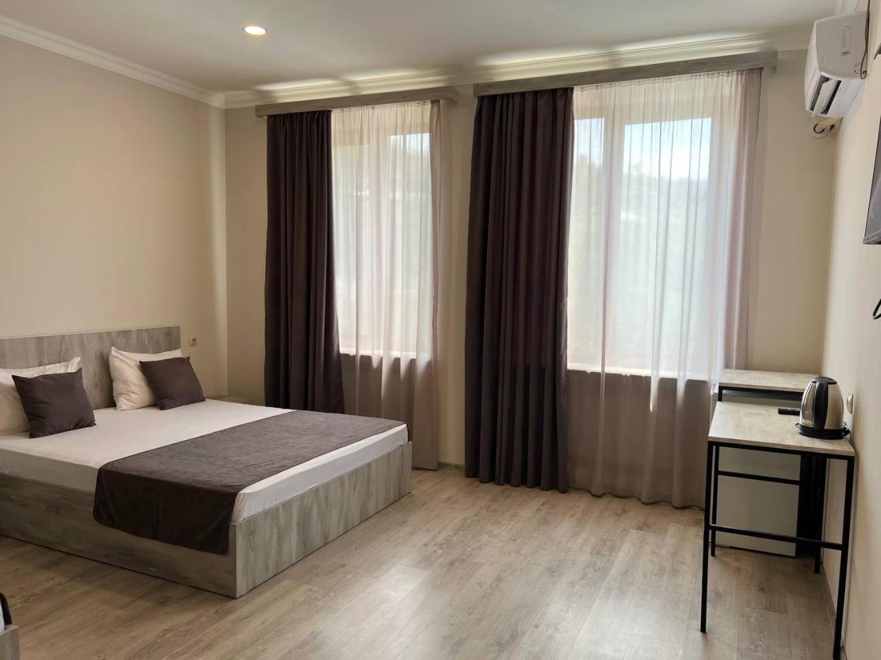Hotel Menua Jerevan Buitenkant foto