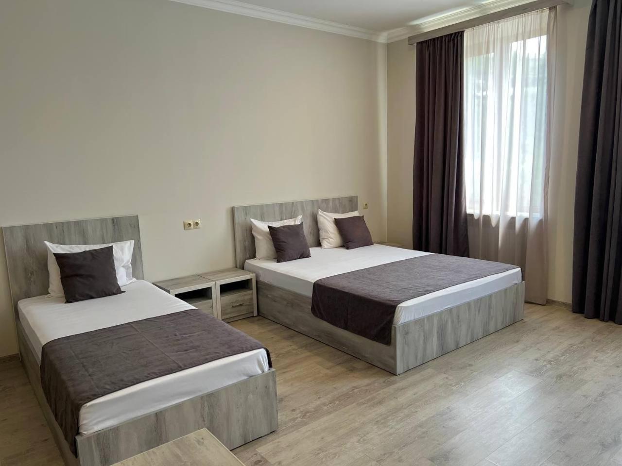 Hotel Menua Jerevan Buitenkant foto