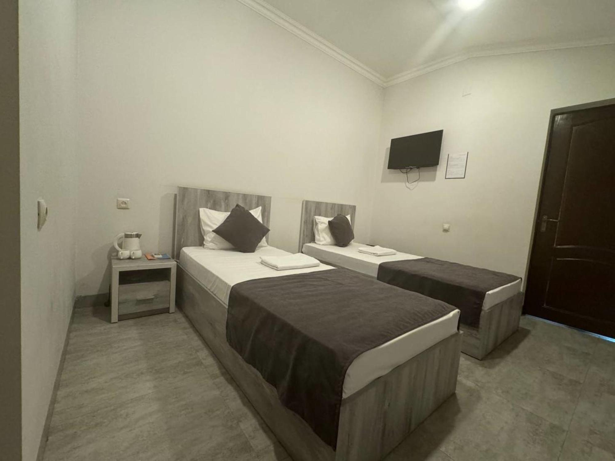 Hotel Menua Jerevan Buitenkant foto