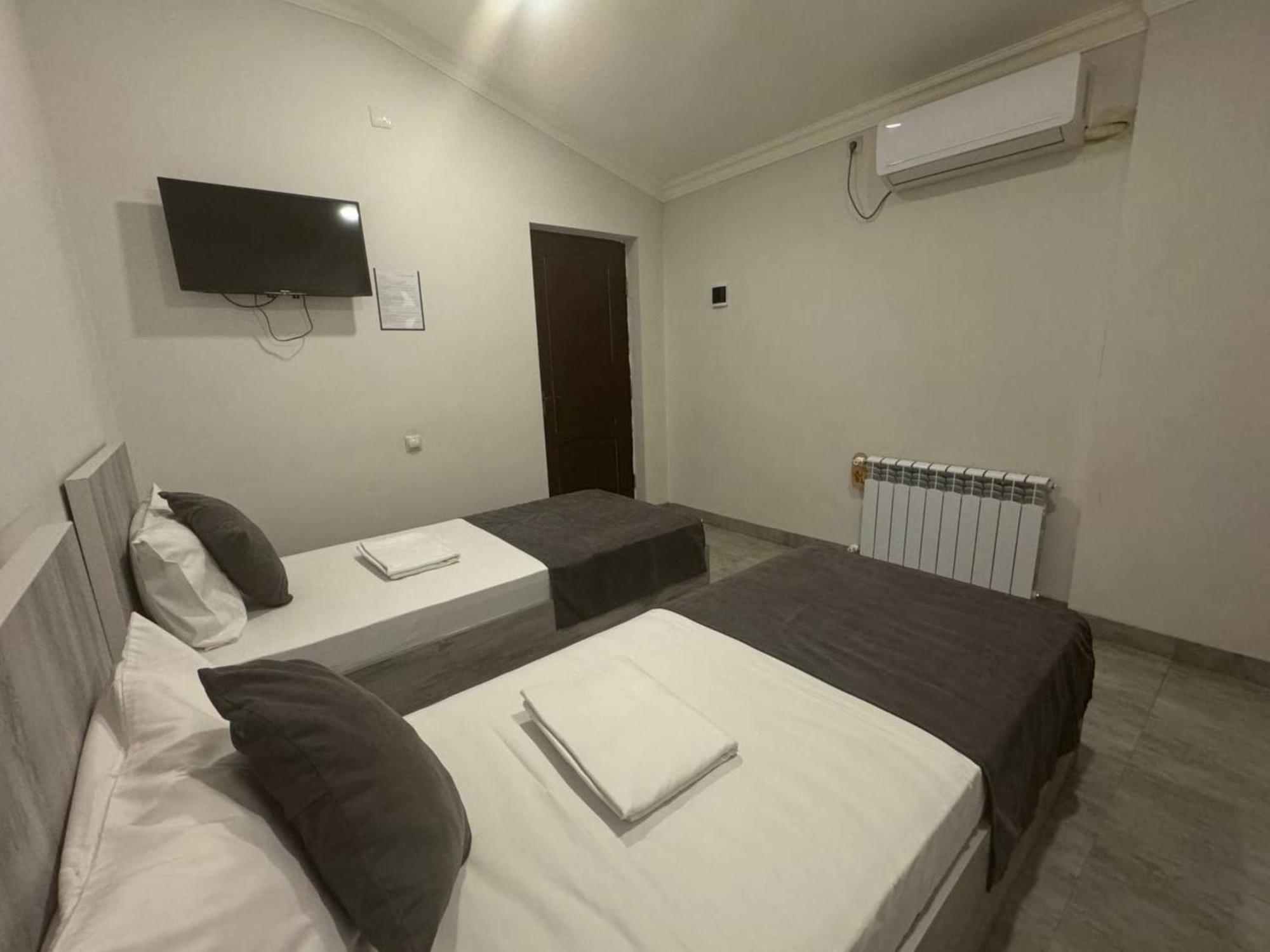 Hotel Menua Jerevan Buitenkant foto