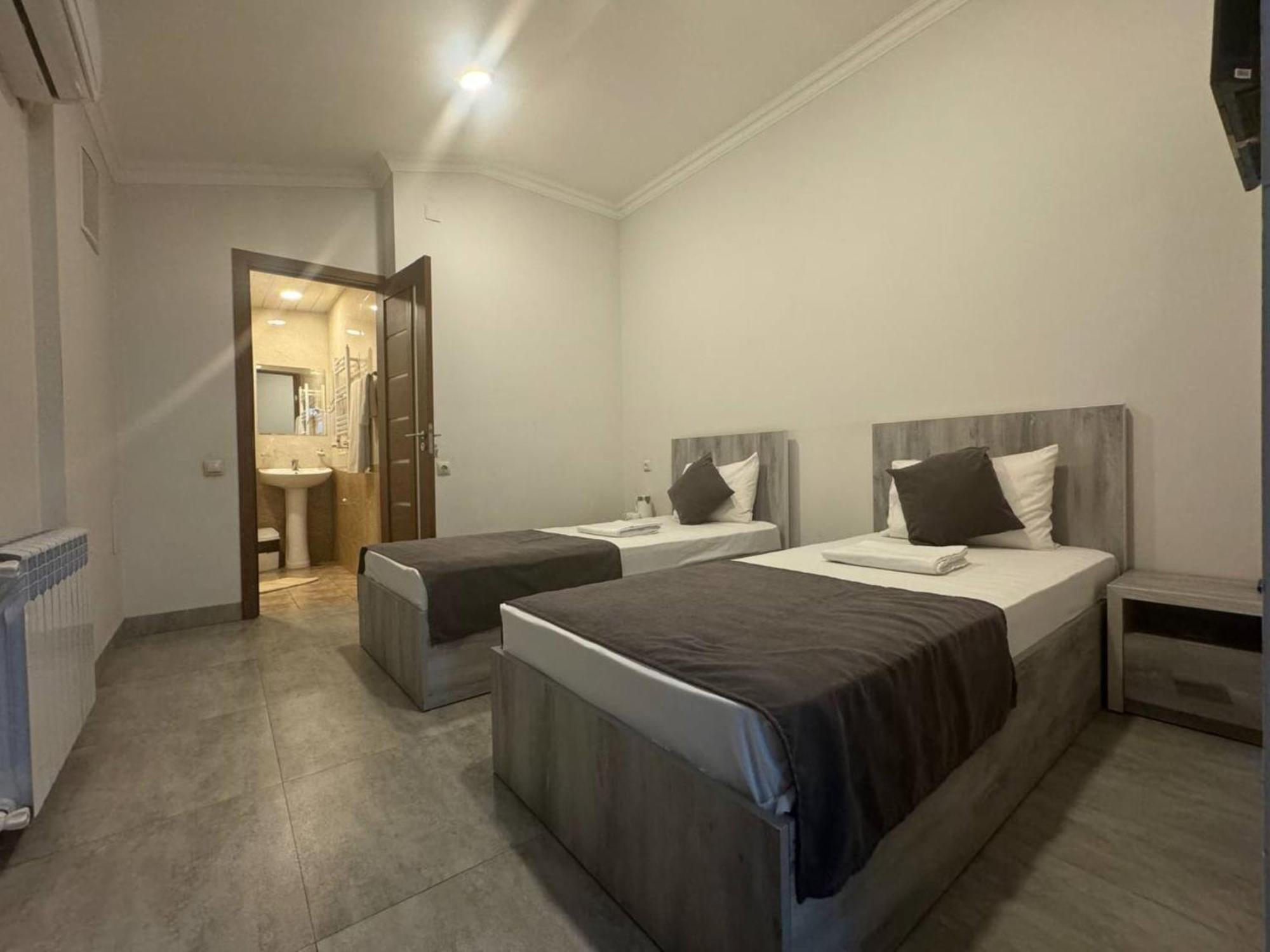 Hotel Menua Jerevan Buitenkant foto