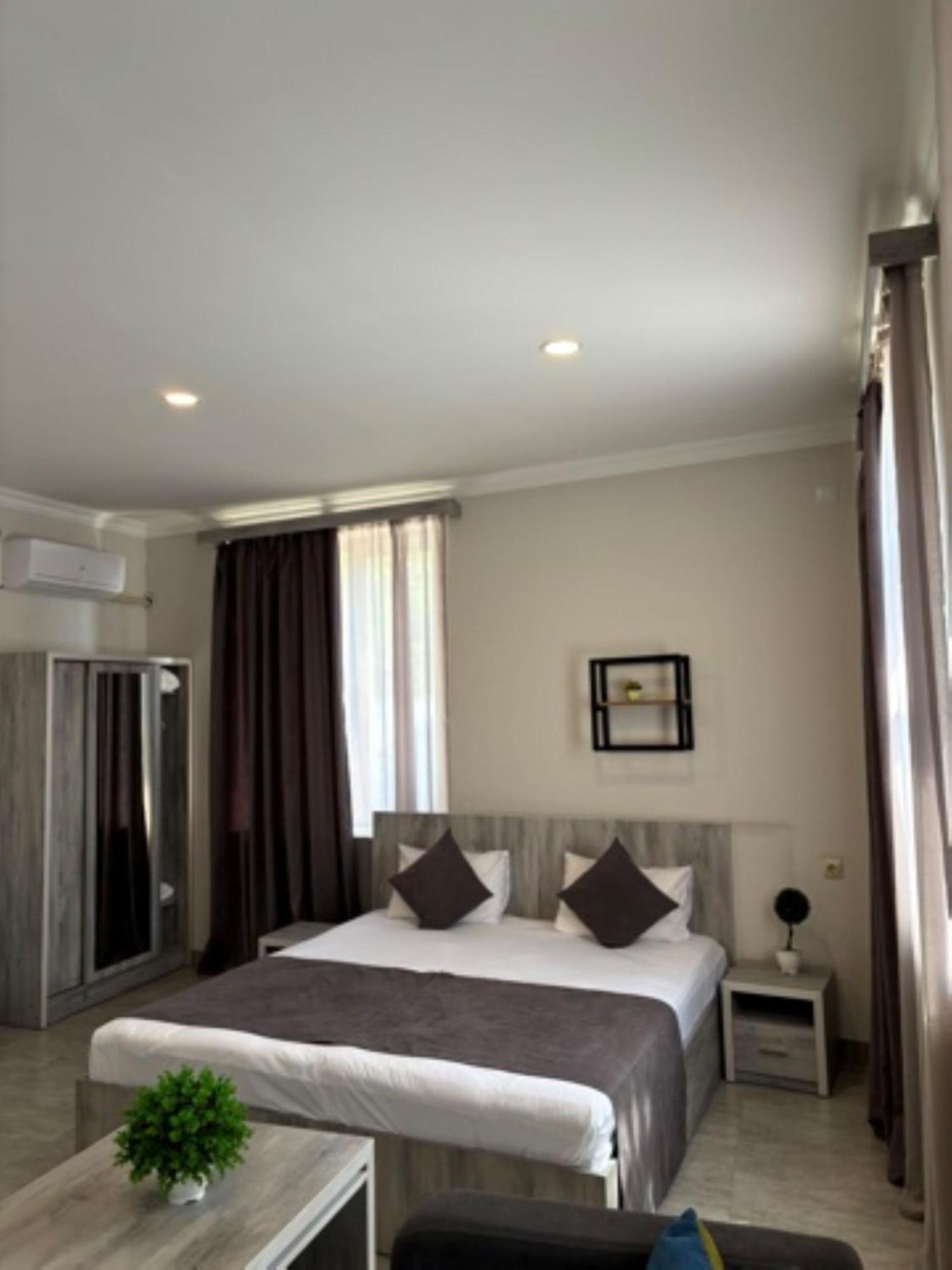 Hotel Menua Jerevan Buitenkant foto